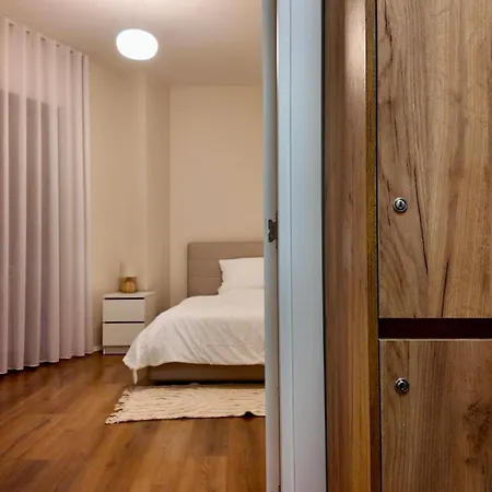 Eliot's - New Bazaar - Modern W King Bed *