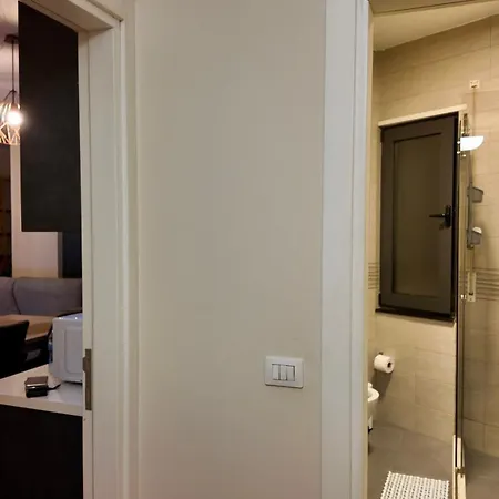Eliot's - New Bazaar - Modern W King Bed *